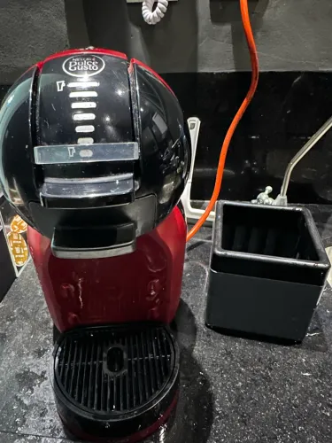 Máquina Dolce Gusto com porta cápsulas