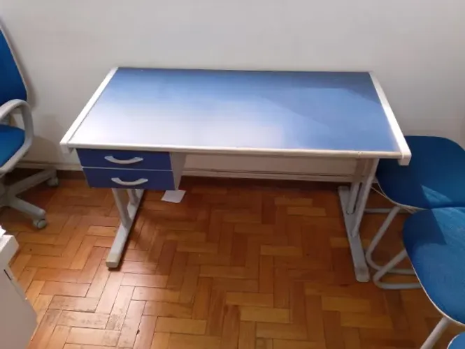 Mesa de escritorio com duas gavetas perfeito estado