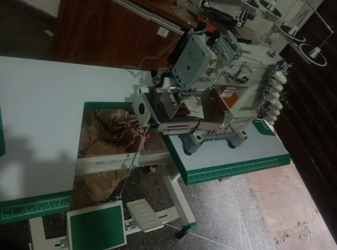 Vendo máquina Elastiqueira 4 agulhas modelo Bracob motor direct drive 