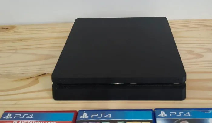 PlayStation 4 Slim 1tb + 2 controles