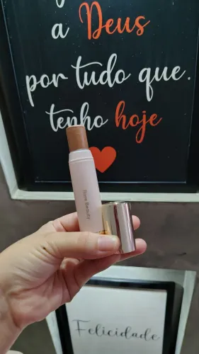 Bronzer em Stick Warm Wishes da Rare Beauty na cor Happy Sol