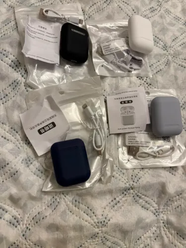 Vendo fones de ouvido na cor azul escuro preto branco e cinza 