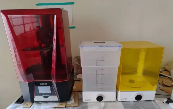 A Elegoo Saturn 2 8K é uma impressora 3D de resina MSLA que se destaca pela sua tela LCD m