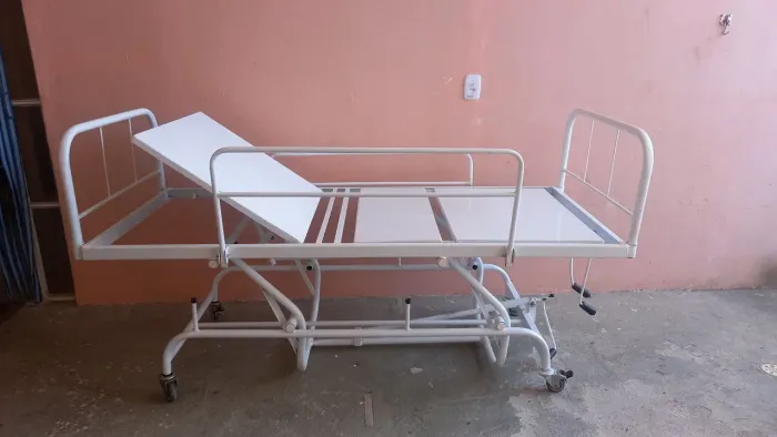Vendo uma cama hospitalar