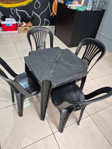 Jogo de mesa plástico com 4 cadeiras