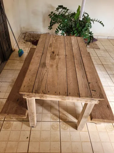 Mesa de madeira e bancos de madeira usada maciça