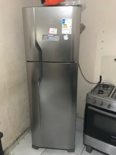 Geladeira 220V semi nova e fogão