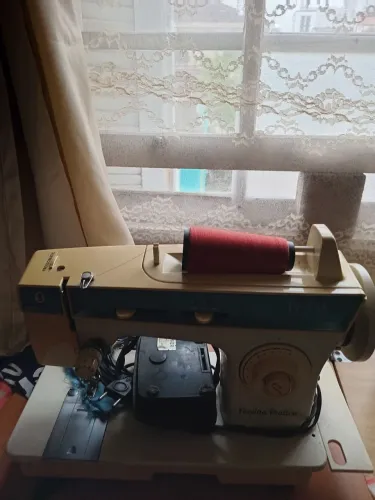 Vendo máquina de costura singer facilita pratica em ótimo estado
