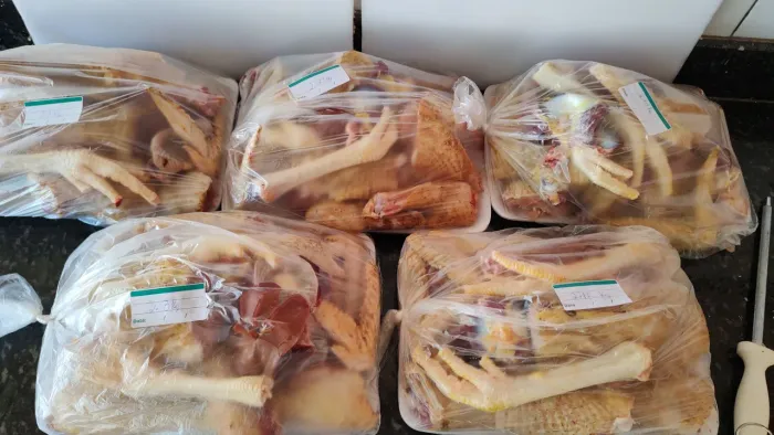 Frango caipira pronto para o consumo 