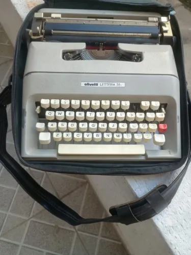 Máquina de escrever Olivetti lettera 35 