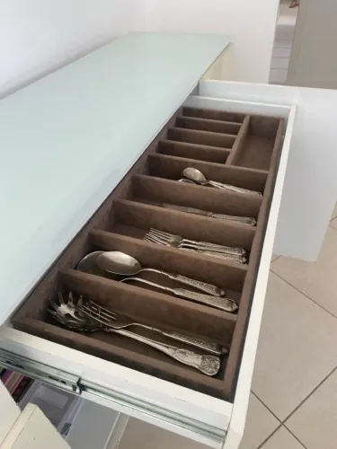 Buffet com tampa de vidro e película branca