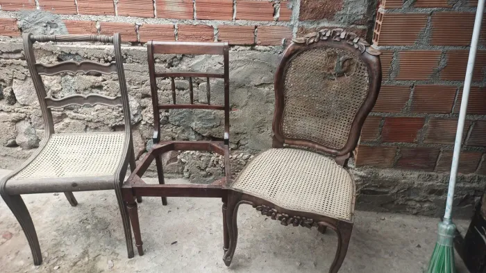 Lote de cadeiras de jacarandá para restauração.