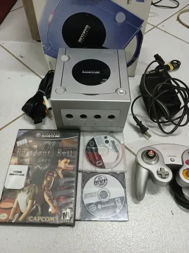 Nintendo GameCube completo com jogos.