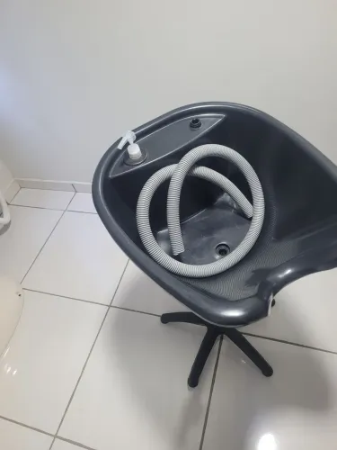Lavatório portátil cuba preta com pé fixo para salão de beleza.
