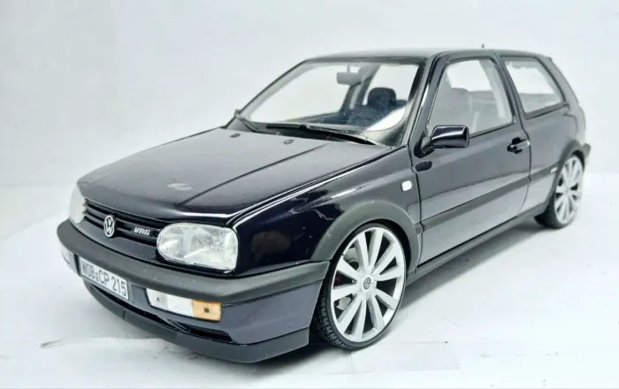 Miniatura Volkswagen Golf VR6 1/18