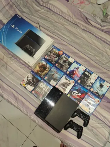 Ps4 com 12 jogos e 2 controles