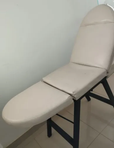 Vendo maca de procedimentos estéticos, com pés e cabeça reguláveis com 4 posições
