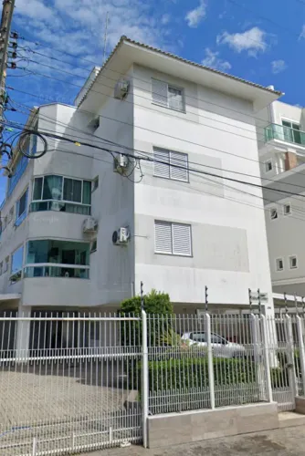 Alugo apartamento mobiliado de 3 quartos em Jurerê a 150 metros da praia