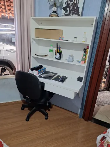 Escrivaninha e cadeira