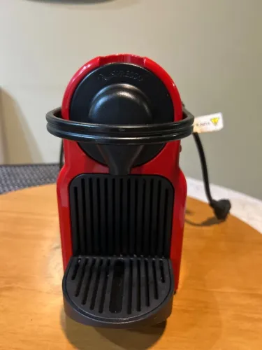 Cafeteira Nespresso Inissia vermelha