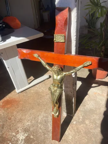 Crucifixo de parede banhado a ouro e madeira maciça 1,10 de altura por 70 de largura
