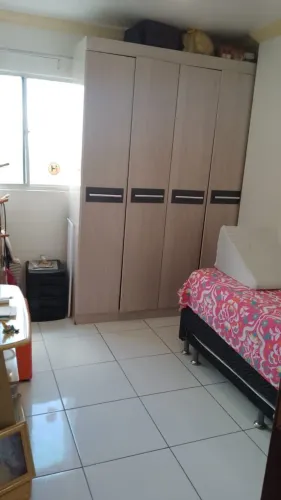 Quarda-roupa semi-novo