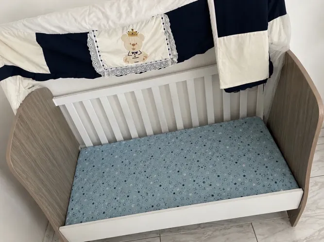 Berço que vira cama