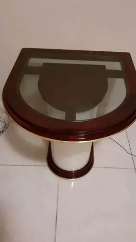 Mesa Lateral Vintage com Tampo de Vidro - Elegância Atemporal