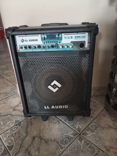 Vendo caixa amplificada LL áudio 250 usada.