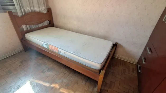 Cama de Solteiro em Mogno maciço com colchão usado