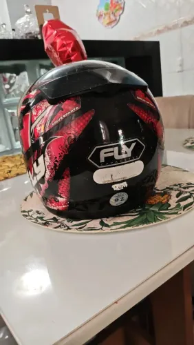 Capacete Fly usado com defeito na jugular