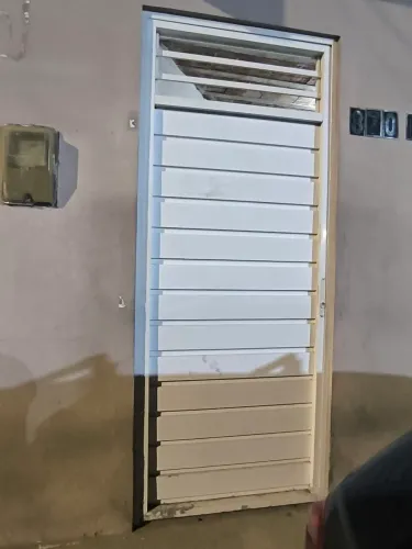 Vendo Portão de alumínio branco 