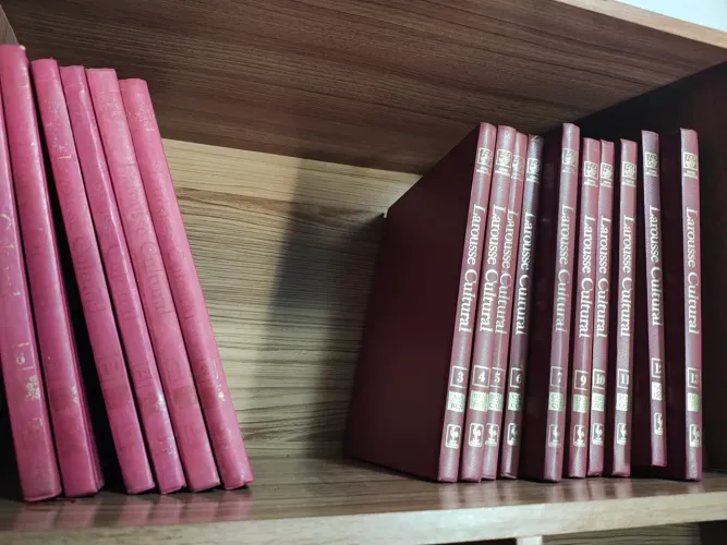 Doação de livros e enciclopédias