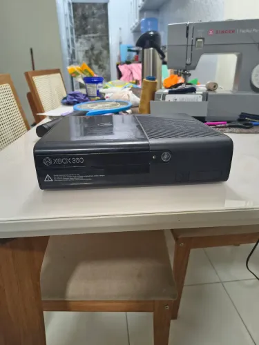 Xbox 360, com dois controles sendo somente um original  50 jogos digitais e com Kinect.