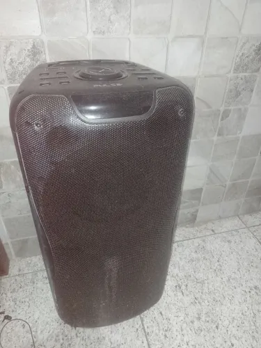 Vendo caixa de som com bateria que dura 4 horas. 600 reais. Telefone *