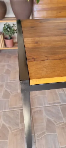 Mesa de Jantar de Madeira e Ferro