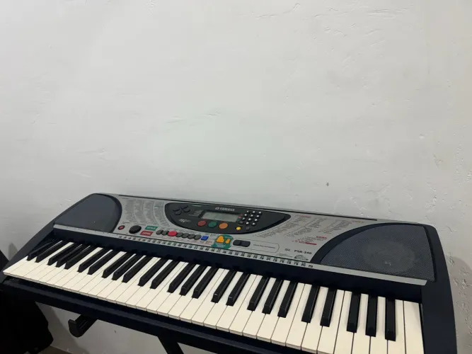 Teclado Yamaha PSR240 com pedestal e capa