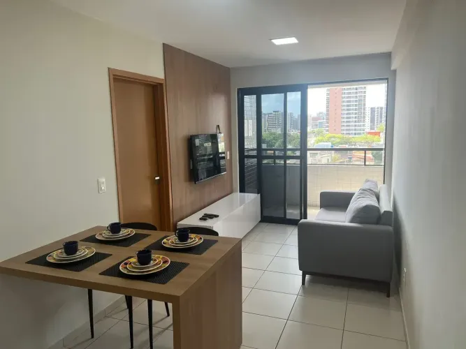 Quarto e sala mobiliado com varanda na jatiúca a poucos metros da praia.