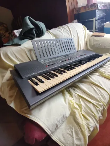 Teclado Portátil YAMAHA PSR200