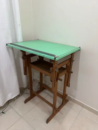 Mesa de desenho técnico inclinável