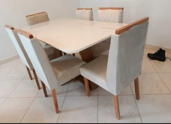 Mesa de jantar 6 lugares ( cadeiras em madeira maciça )