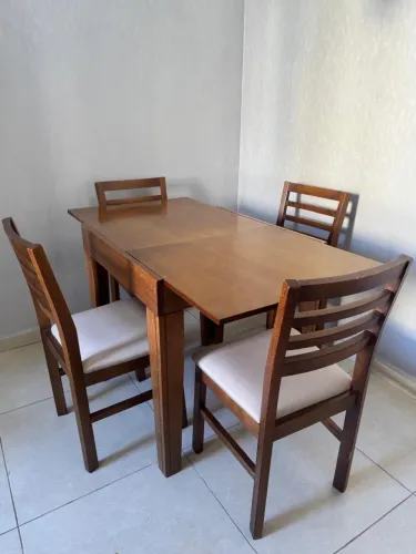 Mesa de madeira extensiva com 4 cadeiras