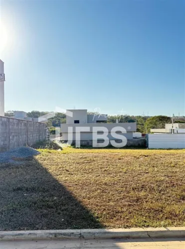 LOTE À VENDA NO JARDINS PORTO, COM 305M² NO SENADOR CANEDO.