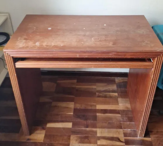 Vendo Escrivaninha c/ gavetão retrátil em madeira