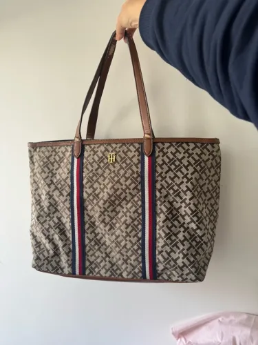 Bolsa modelo tote Tommy Hilfiger original cor bege com alças descascando