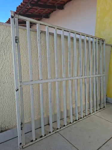 Portão de Ferro com trava, medidas 1.25 X 1.00 metro.