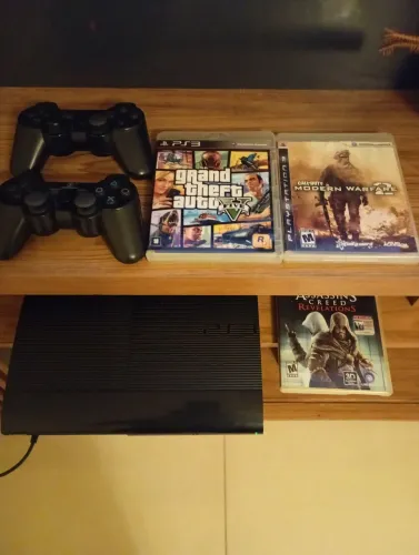 Ps3 com coleção de Jogos PS3 + 2 Controles