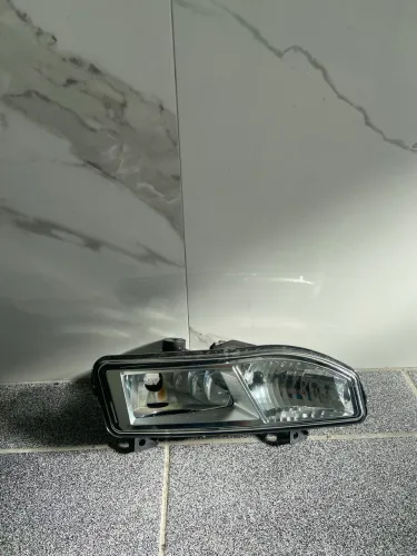 Farol de milha Esquerdo Nissan Versa 2021 a 2026