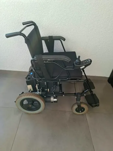 Cadeira de rodas motorizada usada