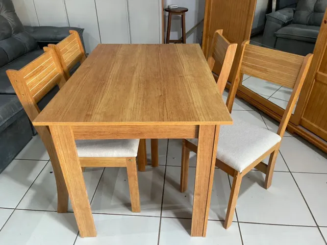 Mesa com 4 cadeiras em mdf 